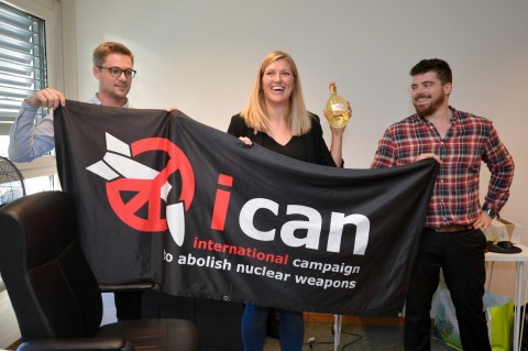 ノーベル平和賞授賞式、米英仏の大使が異例の欠席へ- 今年のノーベル平和賞は、「核兵器廃絶国際キャンペーン（ICAN）」に贈られることが決まっている。核保有国ほぼ全ての駐ノルウェー大使がこれまでの慣例を破り、出席しないことが明らかになった
