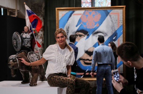モスクワで「スーパープーチン」展、サンタや騎士姿の作品も - ロシアのモスクワにある現代美術館で、プーチン大統領を描いたアート３０点あまりを集めた展示会が始まった