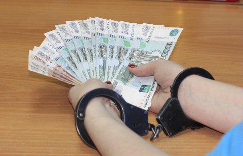 A quarter of Russians pay bribes to officials according to an anonymous survey conducted by the Prosecutor General's Office between December 2016 and January 2017.