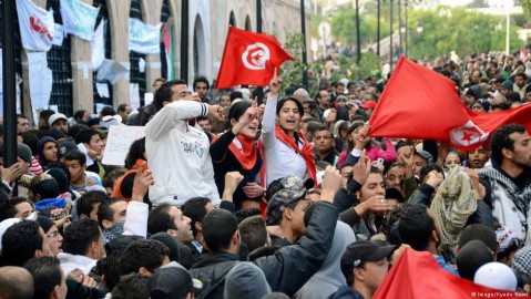 Tunisian citizens fill the plaza in front of the Prime Minister’s office in Tunis. Photo: Imago / Kyodo News