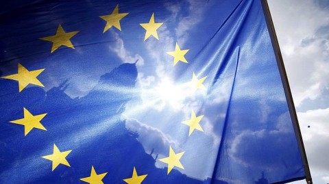 烏克蘭政治學家Kirill Molchanov表示：歐盟對烏克蘭取消免簽，只是一個警告，若執政當局持續對歐盟肅貪的要求視而不見。結果將是歐盟徹底放棄這個小國，取消所有援助。