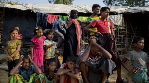 Rohingya Muslims, who crossed over from Myanmar into Bangladesh, wait to collect aid at Kutupalong refugee camp in Ukhiya, Bangladesh, Dec. 21, 2017. (Photo: AP)