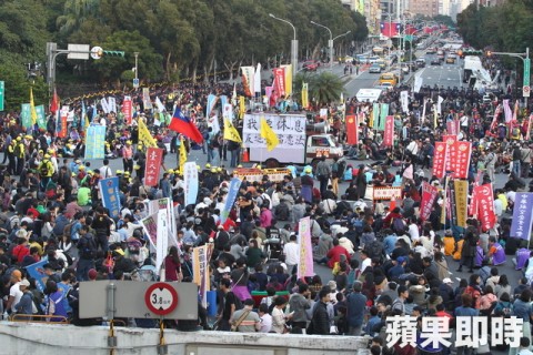 上萬勞工上街頭抗議《勞基法》修惡　行政院這樣說 