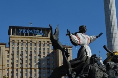烏克蘭總統支持者集結在國會廣場，舉行喝咖啡集會，試圖以和平與暴力的對比，凸顯前Mikheil Saakashvili總統為首抗議群眾的激進。然而，專家擔心的，是顏色革命重演。