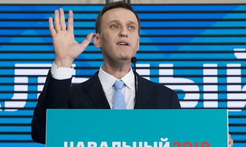 Putin opponent Alexei Navalny banned from running against him