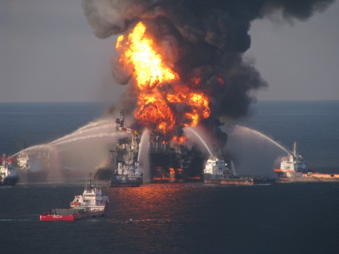 The Deepwater Horizon oil spill, found to be partially caused by lax safety regulations, killed 11 people and injured 16. (Photo: Florida Sea Grant/Flickr/cc)