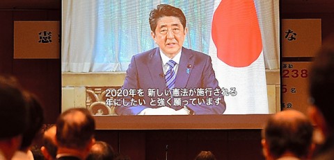 安倍主張憲改，將自衛隊明確寫入憲法第九條。護憲派謹慎防範：往前則是「千丈長堤，潰於蟻穴」