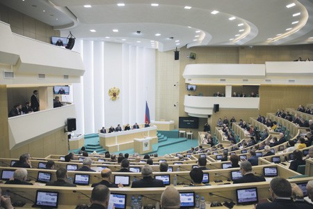 俄羅斯聯邦委員會正討論司法改革之道，目前擬定的方案有二：第一、法官民選，不是指派。第二、任期由6年縮短為2年。