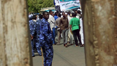 Policemen (in blue uniforms) keep an eye on protesters during a rally in Khartoum, Sudan, May 22, 2015. Photo: Reuters