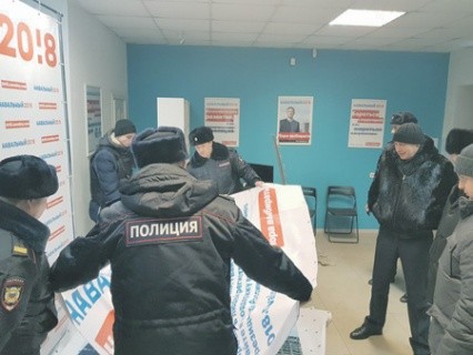 Алексей Навальный в очередной раз призвал сторонников выходить на митинги по всей стране – как разрешенные, так и несанкционированные. Между тем в нескольких десятках региональных штабов оппозиционера прошли обыски и изъятия агитационных листовок, ряд координаторов уже задержаны. Эксперт отметил, что теперь малочисленность своих протестов навальнисты спокойно могут списать на «полицейский произвол».