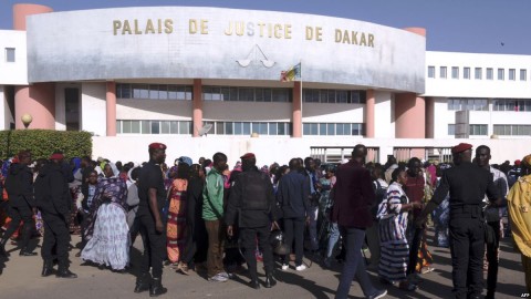 People queue to enter the Court in Dakar on Dec. 14, 2017, to attend the trial of Dakar's popular mayor Khalifa Sall and four of his associates on charges of embezzling public funds. Photo: AFP