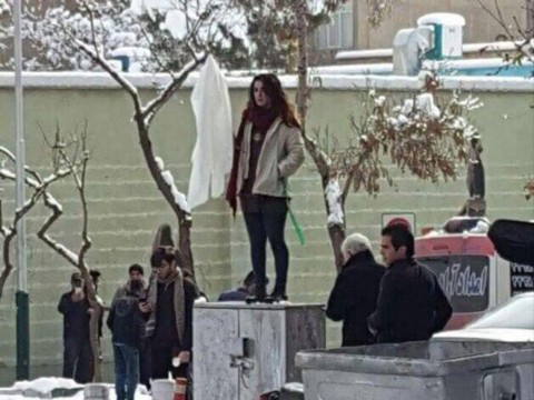 伊朗婦女反抗「佩戴頭巾」，做為爭取服裝自由的示範