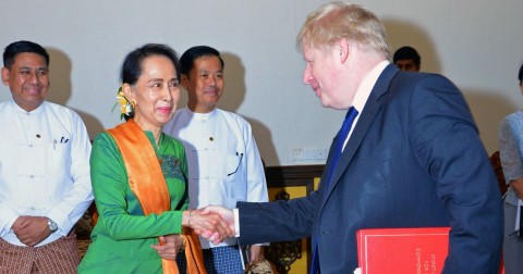Boris Johnson shakes hands with Aung San Suu Kyi. Photo: Picture: Reuters