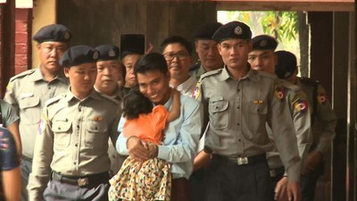 ミャンマーで勾留中のロイター記者2人、裁判所に到着 - 2人は国家機密法違反の罪で起訴