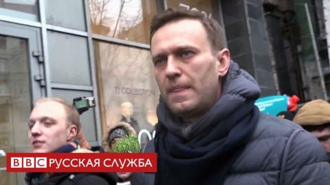 Оппозиционер Алексей Навальный и его соратник Леонид Волков задержаны в Москве. Еще один соратник оппозиционера, Георгий Албуров, предположил, что Навального и Волкова хотят арестовать на 30 суток, чтобы на свободу они вышли уже после президентских выборов 18 марта.