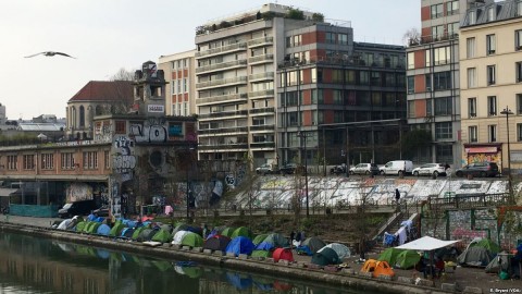 A migrant squatter camp near the Stalingrad metro in northeastern Paris. A record 100,000 people sought asylum in Paris in 2017. Photo: E. Brayant/VOA