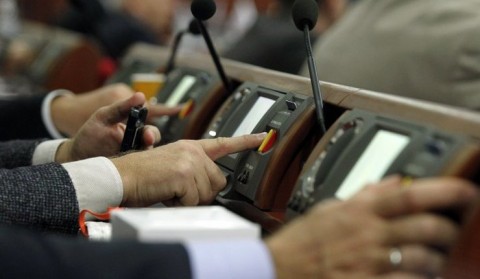 В феврале все пленарные заседания Верховной Рады пропустили семь народных депутатов Украины. В целом только половина депутатов (198 из 423) были зарегистрированы на всех заседаниях в феврале.
