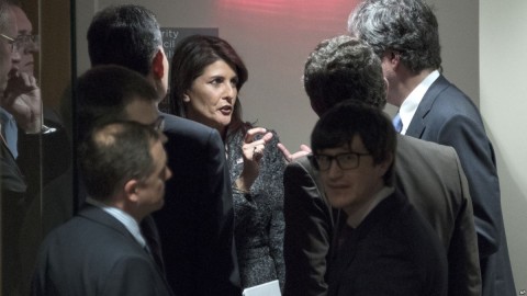 US Ambassador to the UN Nikki Haley, center, confers with members of the Security Council before a scheduled vote on a resolution demanding a 30-day humanitarian cease-fire across Syria, Feb. 24, 2018. Photo: AP