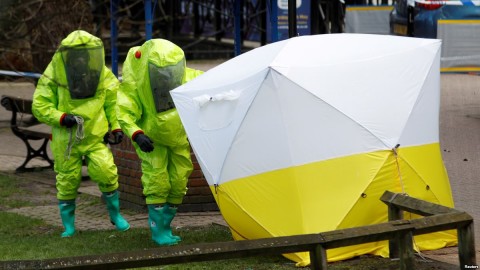 The forensic tent, covering the bench where Sergei Skripal and his daughter Yulia were found, is repositioned by officials in protective suits in the center of Salisbury, Britain, March 8, 2018. Photo: Reuters