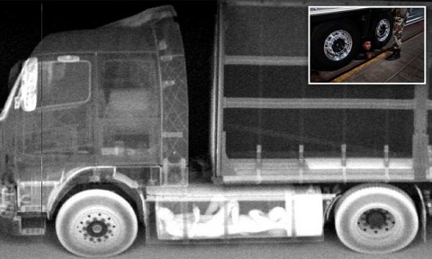 希臘港口X光掃描器顯示非法移民躲在卡車油箱欲偷渡義大利 因懼怕被警方查獲被牽連遭逮捕的卡車司機嚴厲驅逐數百名企圖偷渡的民眾