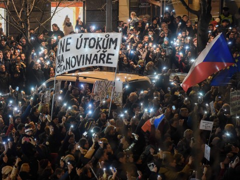 布拉格抗議活動：在總統攻襲媒體後，千名捷克人走上街頭抗議