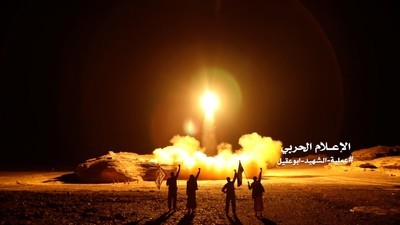 イエメン反体制派、弾道ミサイルの発射とみられる映像公開