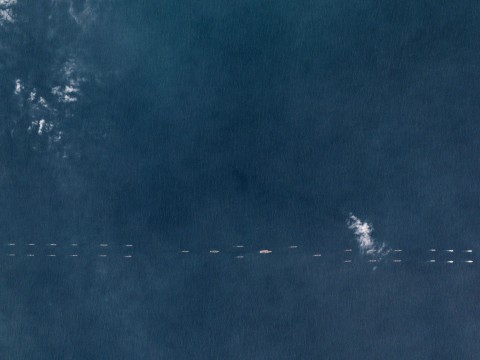 衛星照片顯示中國海軍在有爭議的南中國海作軍力展示