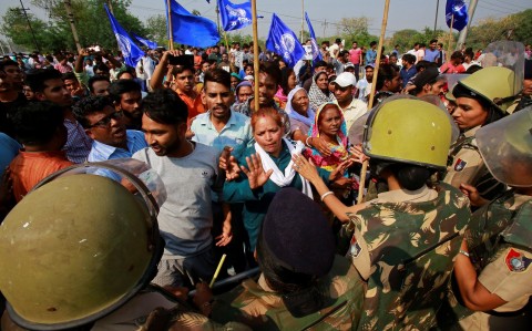 印度賤民種姓成員抗議反對歧視法與警方與發生衝突，四人遇害