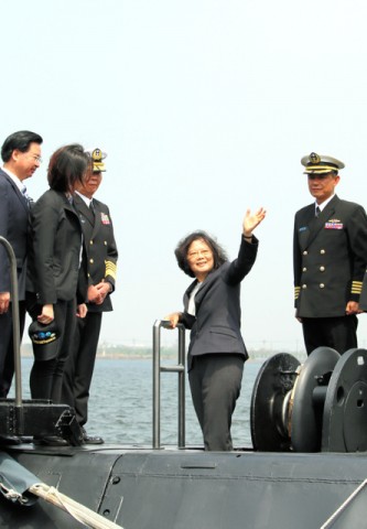 參觀潛水艇的蔡英文總統=高雄左營海軍基地