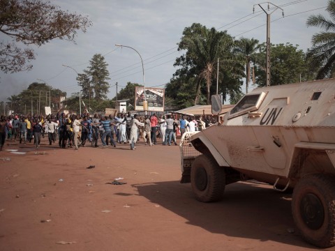 抗議者在聯合國駐中非共和國特派團門外放置屍體
