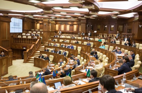 Право на объединение может быть включено в Конституцию Республики Молдова в полном объеме его форм. Парламент рассмотрел сегодня проект поправок к Основному закону и принял его в первом чтении.