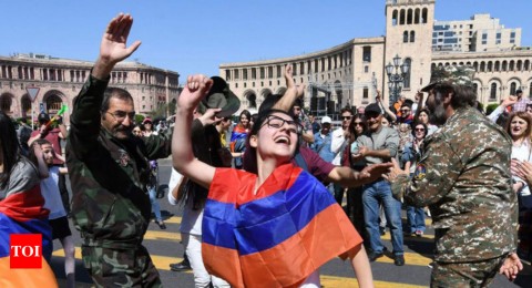 成千上萬的亞美尼亞示威者癱瘓首都