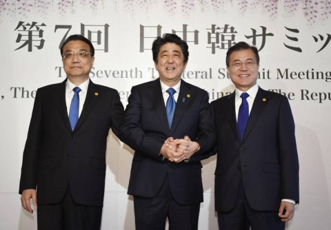 Chinese Premier Li Keqiang (from left to right), Prime Minister Shinzo Abe and South Korean President Moon Jae-in pose for photographers prior to their summit in Tokyo on Wednesday.. Photo: KYODO