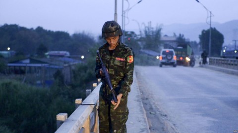 An army-linked militiaman secures a bridge in Muse, Myanmar, May 12, 2018.. Photo: AFP