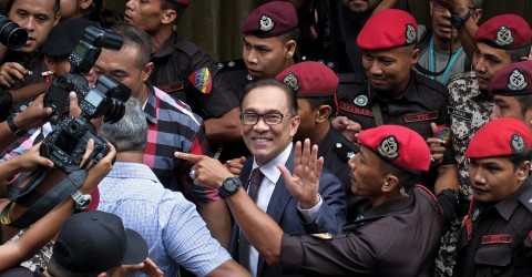 The Malaysian reformist figure Anwar Ibrahim arrives at his home on May 16, after being freed from politically motivated imprisonment. Photo: Sadiq Asyraf / AP