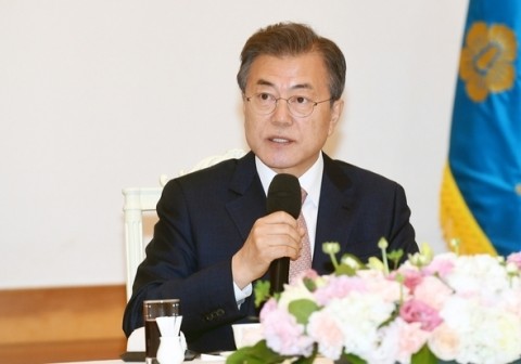 對於南韓總統提出的修憲案(總統可連任)，總統府與同黨表示將不撤回
