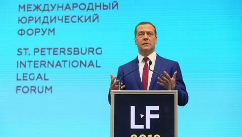 Россия готова защищать правовые и социальные ценности, изложенные в Конституции РФ и Европейской конвенции о защите прав человека и основных свобод, заявил в среду премьер-министр РФ Дмитрий Медведев.