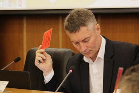 Глава Екатеринбурга Евгений Ройзман объявил о своей отставке, чтобы не подписывать те поправки в устав города, которые закрепляют отмену прямого избрания мэра. Впрочем, заблокировать их все же вряд ли удастся.