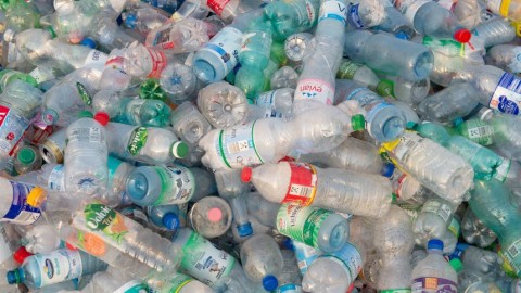 在對抗塑膠瓶垃圾上，歐盟國會將以身作則