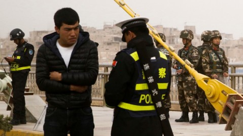 中共因唯恐疆獨行動，在新疆已經拘捕數十萬維吾爾族及哈薩克族人，是自「六四」鎮壓以來最大規模的人權侵犯案例