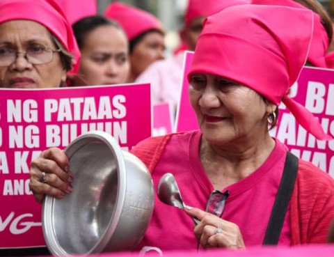 菲律賓婦女團體因稅法修正案(Tax Reform for Acceleration and Inclusion, TRAIN)產生較高稅率以及低工資，造成飢餓和貧困擴大而上街抗議