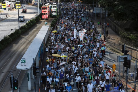 香港で大規模デモ、「雨傘運動」主導者の実刑判決に抗議