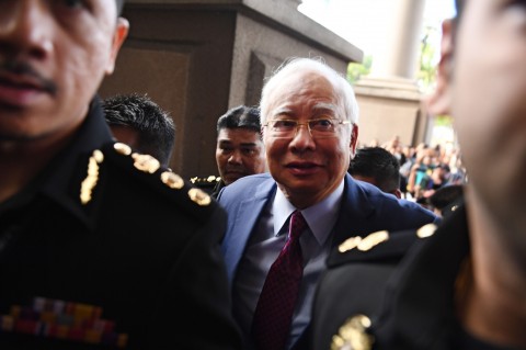 マレーシアのナジブ前首相、背任罪などで起訴 「政治的報復」と反発