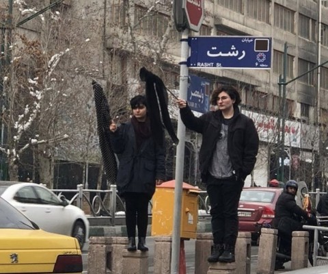 伊朗女律師Shaparak Shajarizadeh因抗議政府強制婦女戴頭巾和在街頭摘下頭巾並揮舞和平白旗，遭判刑20年