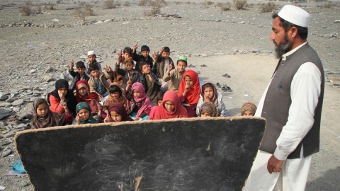 Wegen Taliban-Gewalt nicht in Afghanistan können mindestens 3,7 Millionen Kinder nicht zur Schule gehen.