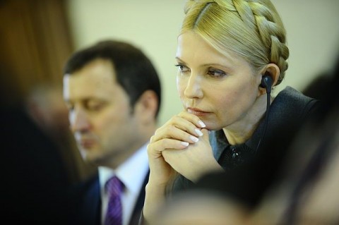 全烏克蘭聯盟「祖國」的黨主席Юлия Тимошенко指責烏克蘭總統Петр Порошенко對她的黨派進行政治鎮壓