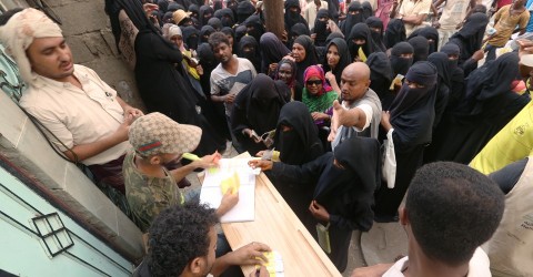 Hodeidah residents gather at an aid distribution center. Photo: Abduljabbar Zeyad /Reuters