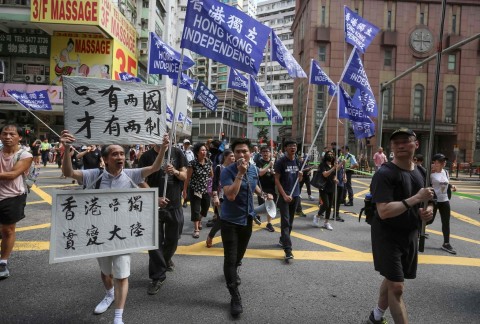 香港數百人上街抗議警方打壓獨立派政黨運作