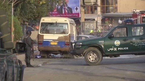 アフガン首都で自爆テロ、副大統領を狙ったか