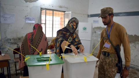 婦女在白沙瓦的投票站投票